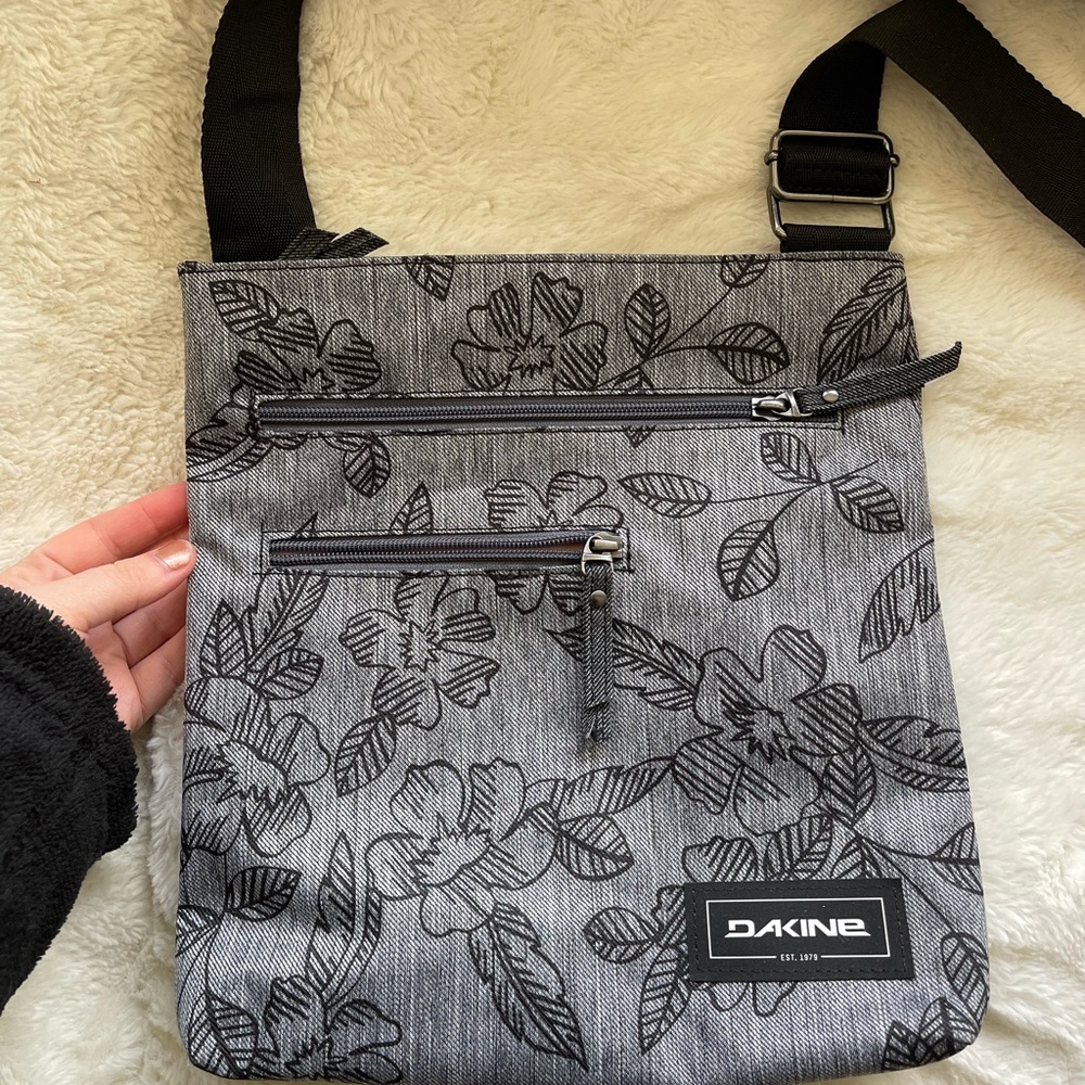 Dakine Grey Black Floral Crossbody Purse 🖤